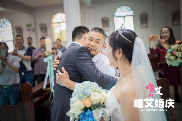 教堂婚礼的含义 ,北京婚庆策划  新娘父亲带新娘进教堂